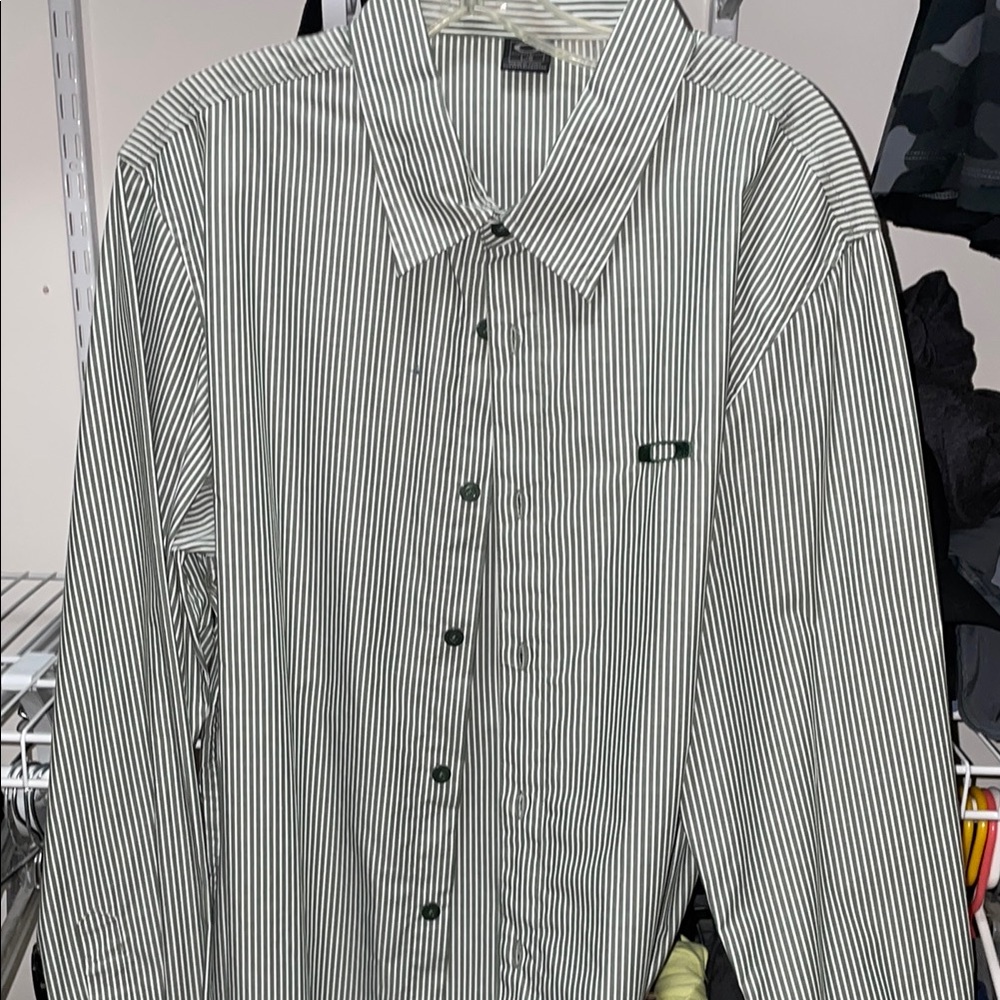 EUC Oakley dress shirt long sleeved.   Green white. Large men's